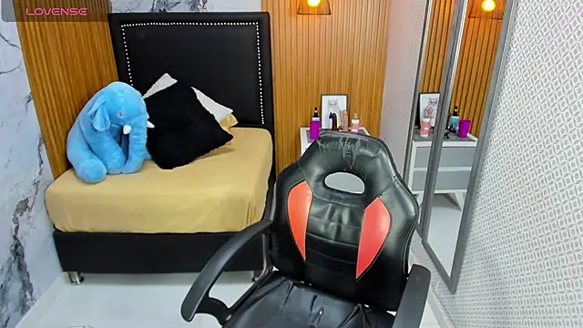 Snapshot of LORENADAVIES chatting on November 8, 2025, 12:42 pm LORENADAVIES online show from November 8, 2025, 12:42 pm