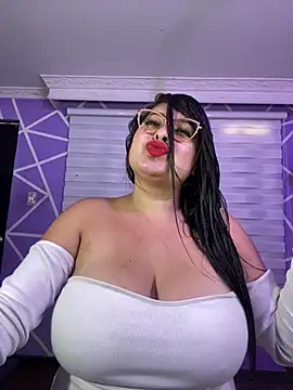 Snapshot of MiiaaJoness chatting on February 10, 2026, 3:33 pm MiiaaJoness online show from February 10, 2026, 3:33 pm