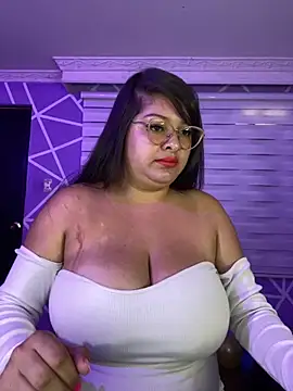 Snapshot of MiiaaJoness chatting on October 6, 2025, 3:35 pm MiiaaJoness online show from October 6, 2025, 3:35 pm