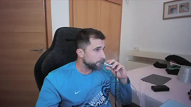 Snapshot of alex877x chatting on November 5, 2025, 4:43 pm alex877x online show from November 5, 2025, 4:43 pm