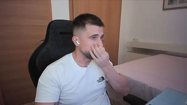 Snapshot of alex877x chatting on October 24, 2025, 4:06 pm alex877x online show from October 24, 2025, 4:06 pm