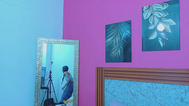 littlee emilyy  online show from April 4, 2026, 12:45 pm