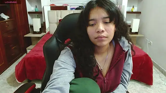 Snapshot of laureentt_ chatting on March 8, 2025, 7:05 am laureentt online show from March 8, 2025, 7:05 am