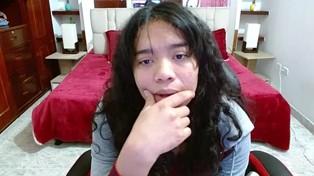 Snapshot of laureentt_ chatting on March 7, 2025, 9:18 am laureentt online show from March 7, 2025, 9:18 am