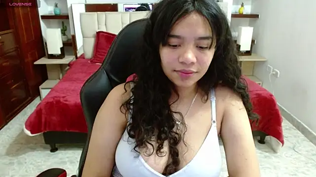 Snapshot of laureentt_ chatting on March 21, 2025, 3:12 am laureentt online show from March 21, 2025, 3:12 am