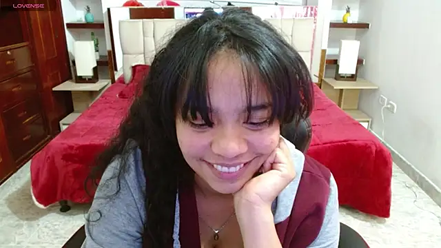 Snapshot of laureentt_ chatting on March 3, 2025, 9:13 am laureentt online show from March 3, 2025, 9:13 am