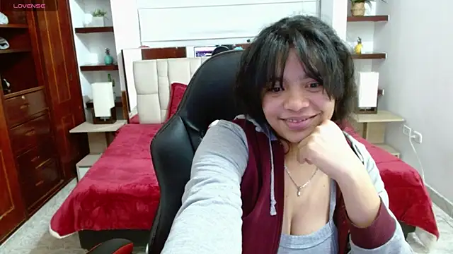 Snapshot of laureentt_ chatting on March 17, 2025, 6:18 am laureentt online show from March 17, 2025, 6:18 am