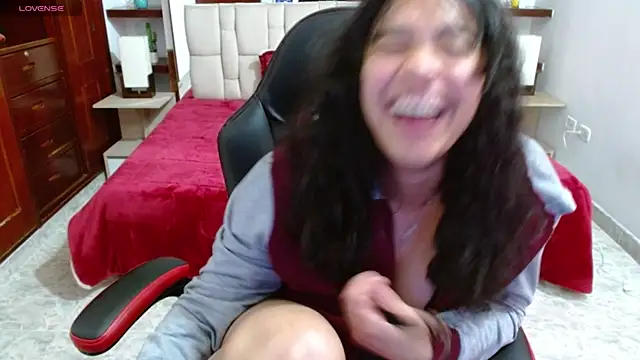 Snapshot of laureentt_ chatting on March 11, 2025, 6:08 am laureentt online show from March 11, 2025, 6:08 am