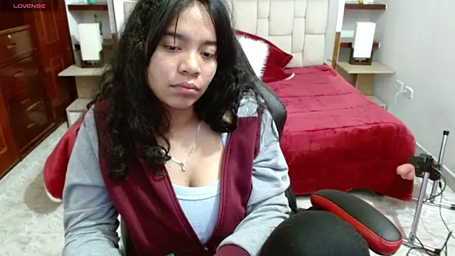 Snapshot of laureentt_ chatting on March 1, 2025, 9:18 am laureentt online show from March 1, 2025, 9:18 am