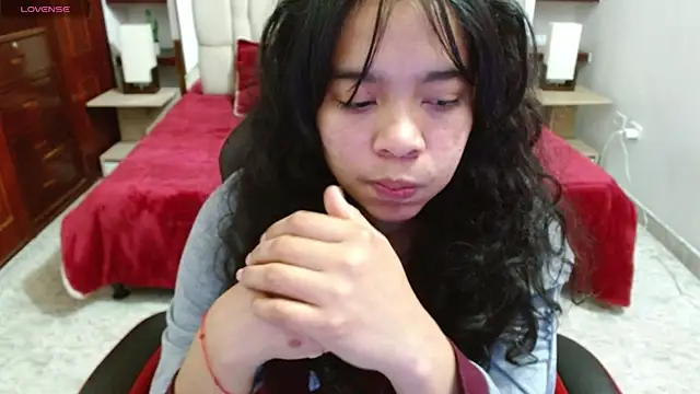 Snapshot of laureentt_ chatting on March 5, 2025, 7:05 am laureentt online show from March 5, 2025, 7:05 am
