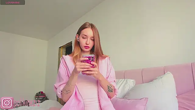 Snapshot of MoonDust chatting on June 1, 2026, 2:06 pm MoonDust online show from June 1, 2026, 2:06 pm