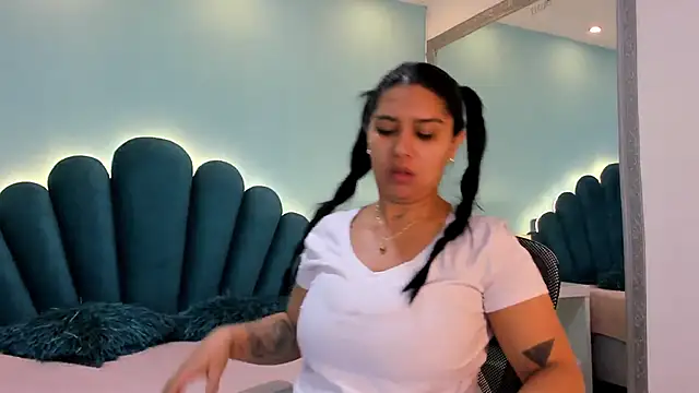 sharlott18 online show from December 4, 2025, 12:26 pm