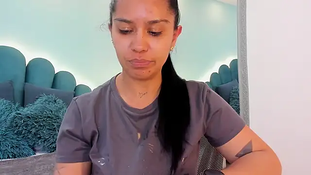 sharlott18 online show from April 9, 2026, 7:42 pm