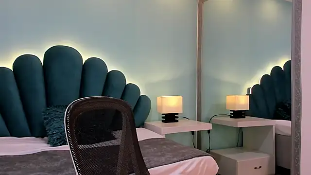 sharlott18 online show from October 13, 2025, 11:45 am