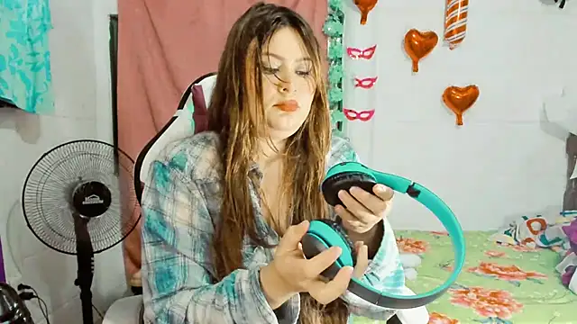 SofiaOlivares online show from February 9, 2025, 4:04 am