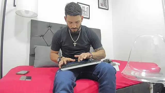 Snapshot of Thiagogomez chatting on February 4, 2026, 7:09 pm Thiagogomez online show from February 4, 2026, 7:09 pm