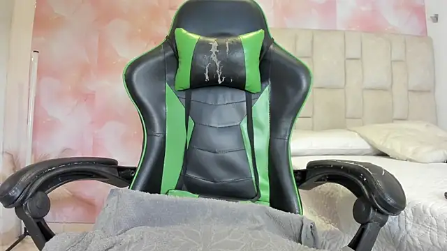 aida rose  online show from April 13, 2026, 8:57 pm