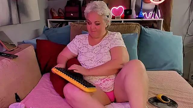 Snapshot of ShannaKingson chatting on August 5, 2026, 9:14 am ShannaKingson online show from August 5, 2026, 9:14 am