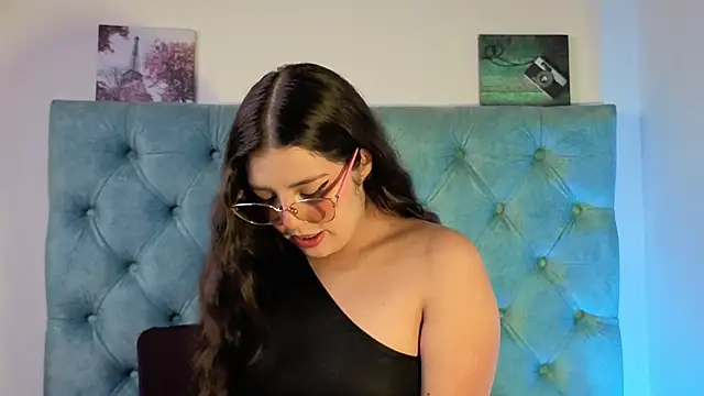 Paola Lyon  online show from September 24, 2025, 6:25 pm