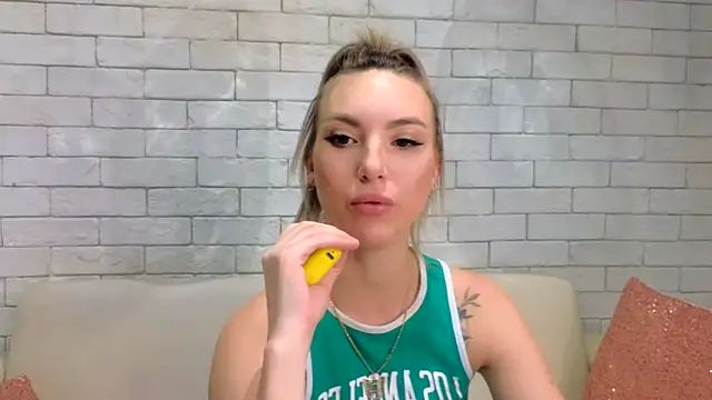 Snapshot of MiaMinx chatting on February 7, 2025, 4:37 am MiaMinx online show from February 7, 2025, 4:37 am