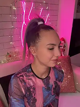 Snapshot of MiaMinx chatting on December 10, 2024, 10:37 pm MiaMinx online show from December 10, 2024, 10:37 pm