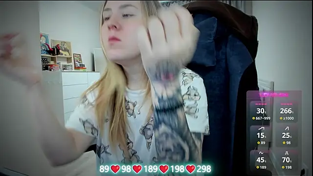 Snapshot of Olivia_Munk chatting on November 18, 2025, 3:54 am Olivia Munk online show from November 18, 2025, 3:54 am