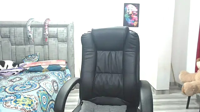 LAURA CRAIZY online show from November 23, 2025, 2:54 am