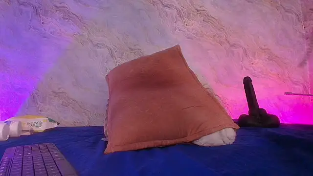 jones maddy  online show from November 1, 2025, 11:59 am