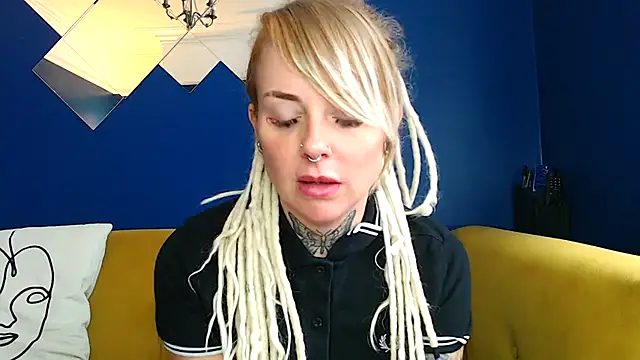 pixiedreadx online show from October 13, 2025, 9:22 am