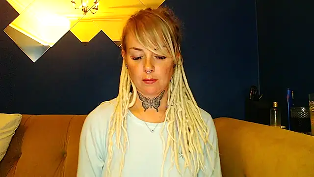 pixiedreadx online show from October 7, 2025, 9:49 pm