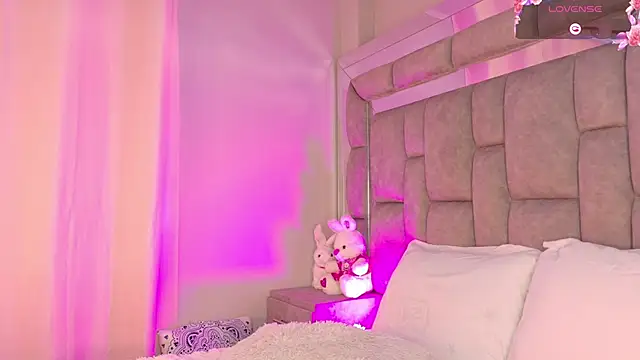 Snapshot of smiling__girl2 chatting on October 19, 2025, 6:10 pm smiling girl2 online show from October 19, 2025, 6:10 pm