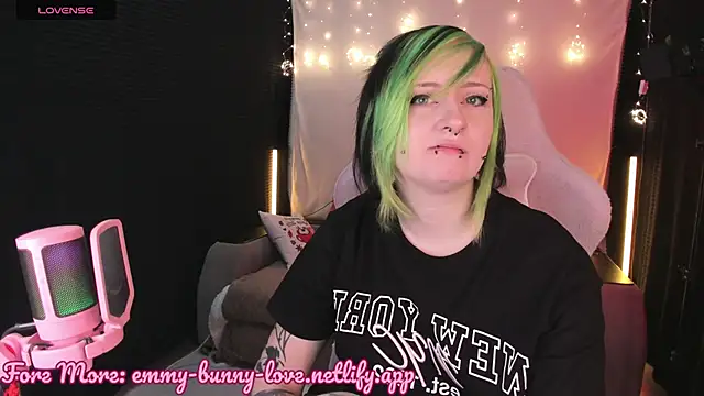 EmmyBunny online show from October 26, 2025, 2:50 pm