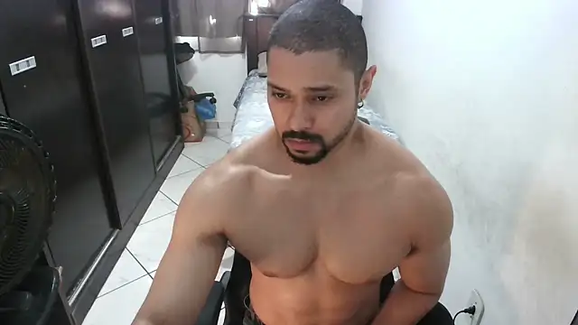 Snapshot of Brian_Aries chatting on June 1, 2026, 3:33 pm Brian Aries online show from June 1, 2026, 3:33 pm