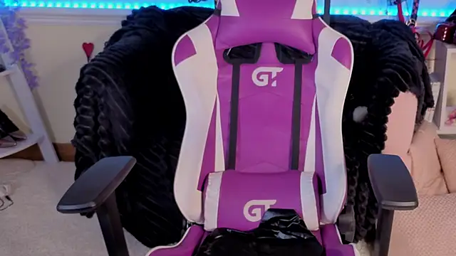 EvaTyrell online show from October 17, 2025, 1:57 pm