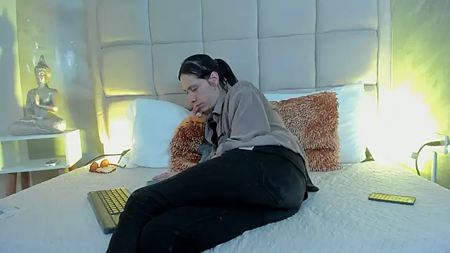 Snapshot of Hecatee_77 chatting on February 3, 2026, 8:03 pm Hecatee 77 online show from February 3, 2026, 8:03 pm