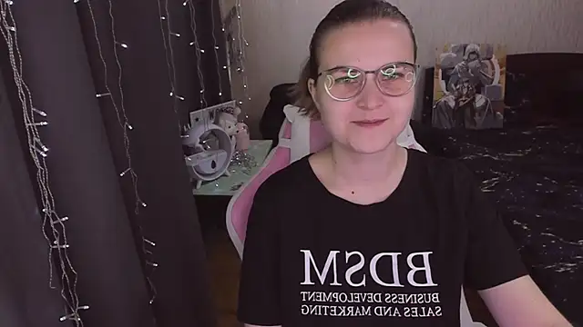 Snapshot of MissBrightShine chatting on October 19, 2025, 10:29 am MissBrightShine online show from October 19, 2025, 10:29 am