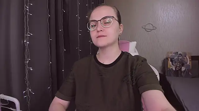 Snapshot of MissBrightShine chatting on November 18, 2025, 10:40 am MissBrightShine online show from November 18, 2025, 10:40 am