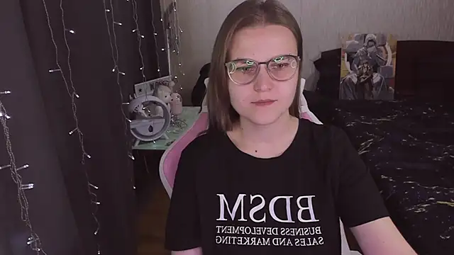 Snapshot of MissBrightShine chatting on October 17, 2025, 10:07 am MissBrightShine online show from October 17, 2025, 10:07 am