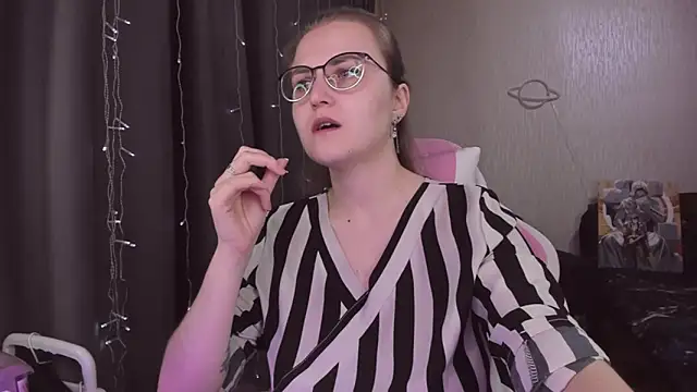 Snapshot of MissBrightShine chatting on November 26, 2025, 10:37 am MissBrightShine online show from November 26, 2025, 10:37 am