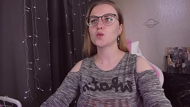 Snapshot of MissBrightShine chatting on September 16, 2025, 10:27 am MissBrightShine online show from September 16, 2025, 10:27 am