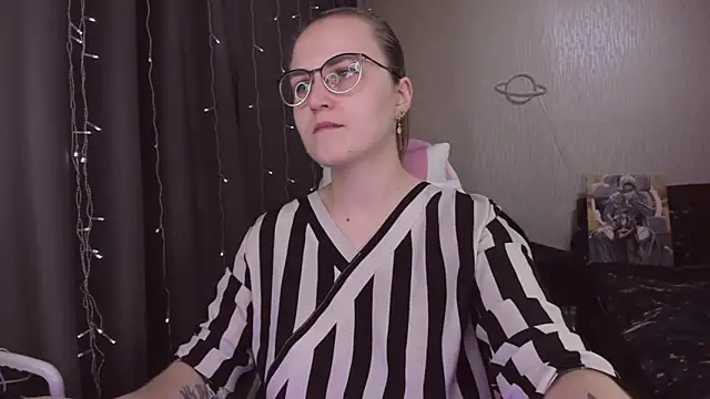 Snapshot of MissBrightShine chatting on December 4, 2025, 11:20 am MissBrightShine online show from December 4, 2025, 11:20 am