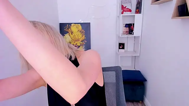 FloweryLove 1 online show from March 11, 2025, 7:25 pm