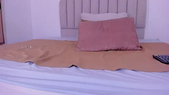 Snapshot of sarita_duque chatting on September 30, 2025, 12:00 pm sarita duque online show from September 30, 2025, 12:00 pm