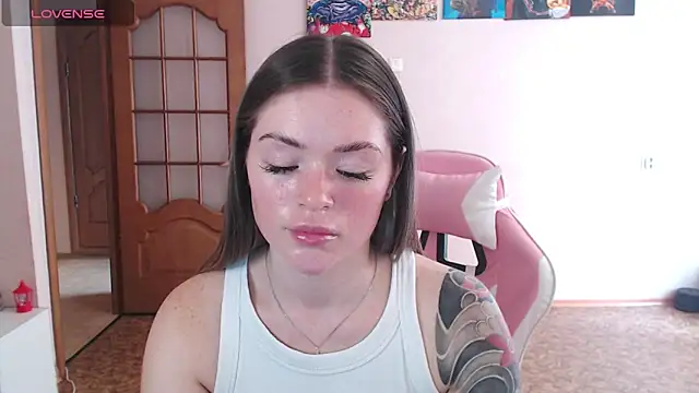 miaacatt online show from April 18, 2026, 7:11 am