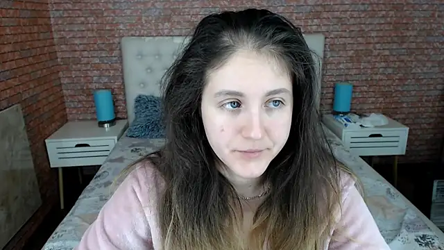 Holliy Cooper online show from October 19, 2025, 7:55 am