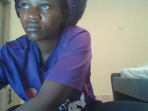 prettychic5 online show from October 10, 2025, 7:42 am