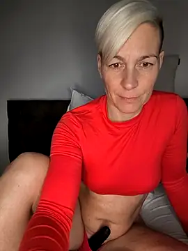 Snapshot of DarleenHot chatting on November 19, 2025, 3:23 pm DarleenHot online show from November 19, 2025, 3:23 pm