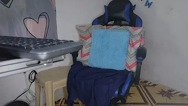 lucy hairypussy83 online show from November 29, 2025, 1:11 pm