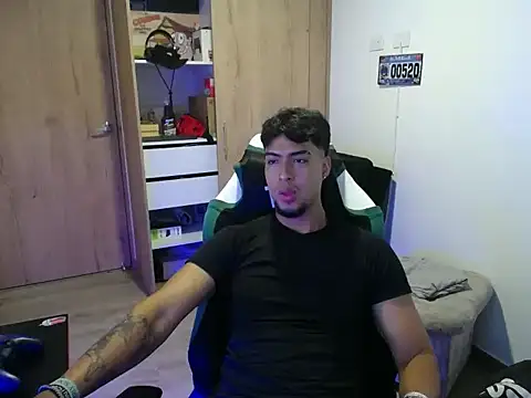 Snapshot of matias_bianco chatting on September 15, 2025, 10:32 pm matias bianco online show from September 15, 2025, 10:32 pm