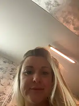 Bella-Tight online show from February 4, 2026, 8:04 pm